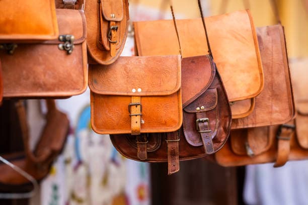 کیف چرم قهوه ای زنانه با دسته محکم و دوخت تقویت‌ شده